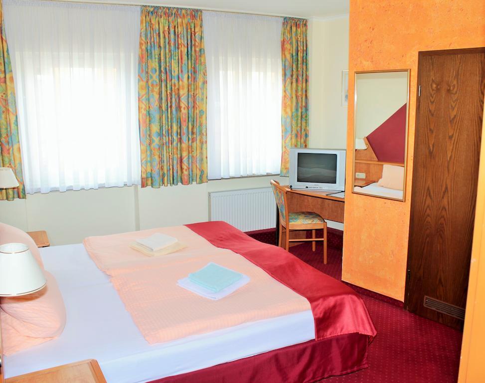 Garni Zum Adler Gensingen Room photo