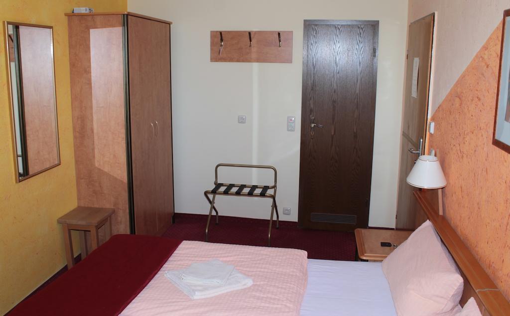 Garni Zum Adler Gensingen Room photo