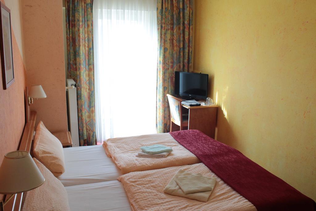 Garni Zum Adler Gensingen Room photo